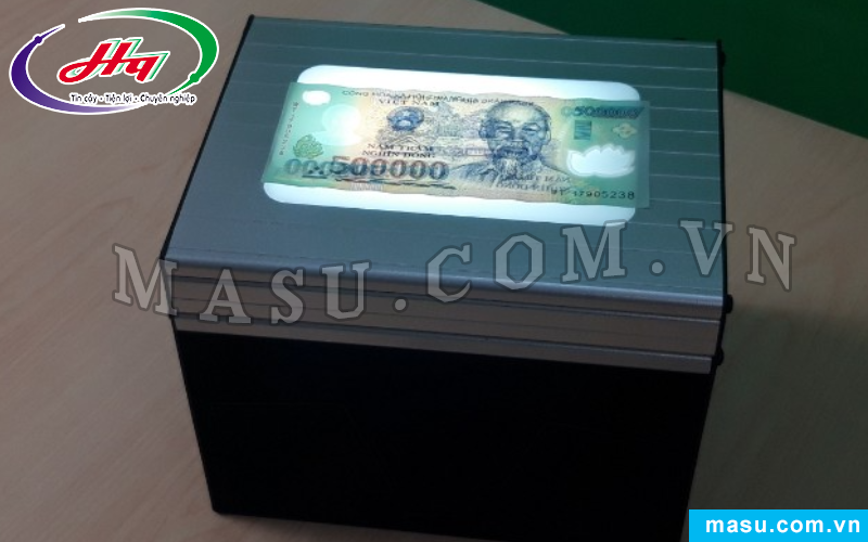 Máy soi tiền giả giúp BVBank soi tiền chuẩn xác và nhanh chóng 