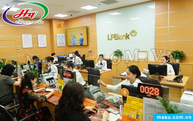 LPBank sử dụng các thiết bị vật tư để hỗ trợ xử lý tiền mặt