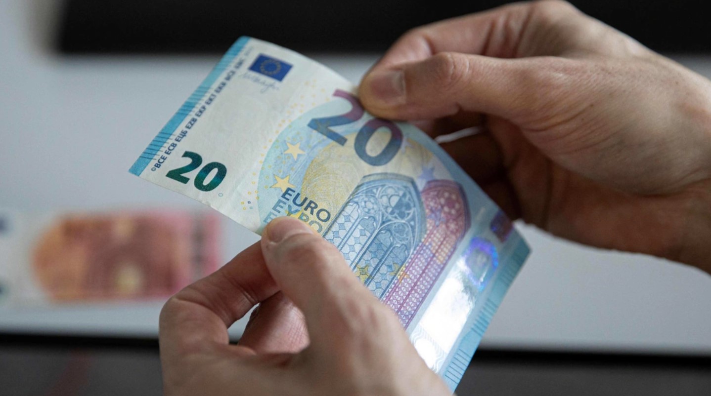 Nhận biết Euro giả dựa trên chất liệu và yếu tố in nổi 